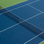 Quelles sont les principales étapes de la construction d’un court de tennis en termes de planification et d’exécution ?