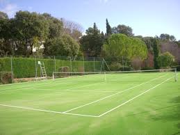 La protection solaire est un élément vital dans la construction de courts de tennis à Mougins. Service Tennis est leader dans ce domaine,