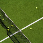 Comment les constructeurs de courts de tennis en gazon synthétique à Nice pour les hôtels de luxe assurent-ils une installation sans faille pour garantir une surface de jeu uniforme et de qualité ?