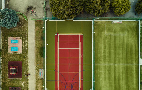 La construction d'un court de tennis à Toulon tout en réduisant le bruit nécessite une approche réfléchie et stratégique. En utilisant des
