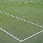 L’entretien d’un court de tennis en gazon synthétique à Bron : une approche distincte