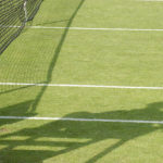 Prévention des mauvaises herbes sur un court de tennis en gazon synthétique à Mouries