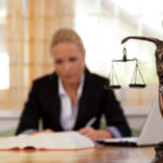 Comment un huissier de Lyon procède-t-il à la signification des actes légaux ?