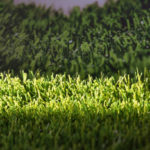 Comment le choix de l’épaisseur du gazon impacte-t-il la construction d’un court de tennis en gazon synthétique à Nice ?