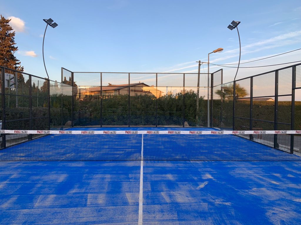 Construction d'un court de tennis en béton poreux à Cannes