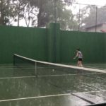 Comment installer des équipements modernes sur un terrain en béton poreux à Cannes ?