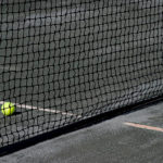 Quelles sont les différences entre un court de tennis en gazon synthétique et en terre battue à Cannes ?