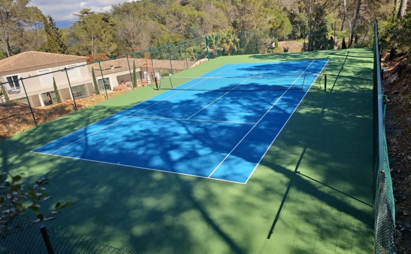 Construction d'un terrain de tennis en béton poreux à Saint-Raphaël