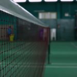 Pourquoi intégrer des zones de repos à proximité du terrain lors de la construction d’un court de tennis à Nice ?