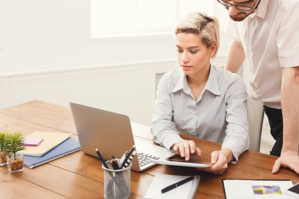 Le maillage interne optimise le SEO avancé en reliant intelligemment les pages d'un site. Tout d'abord, il permet aux moteurs