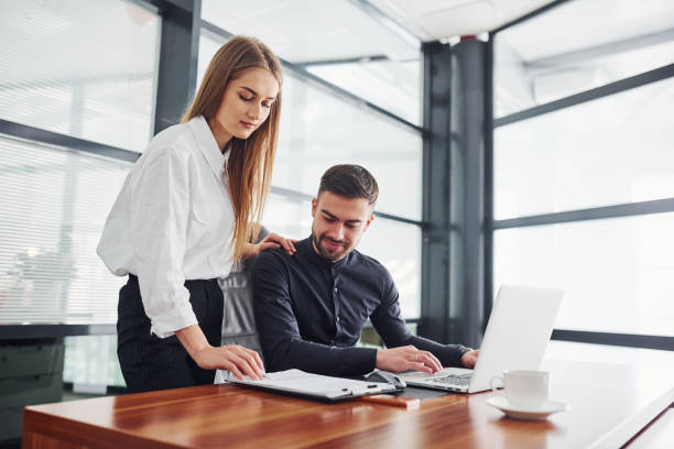 En 2025, l’usage du mobile domine le web. De plus en plus d’internautes effectuent leurs recherches sur smartphone.