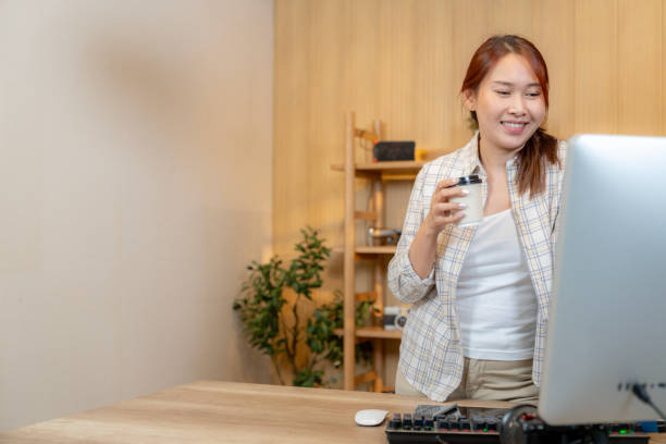 le SEO sémantique s'adapte aux nouvelles tendances de recherche. En outre, des outils comme RankBrain améliorent