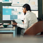 Quelle différence entre une application mobile et une plateforme web en termes de performances et d’accès ?