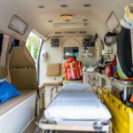 Quels organismes supervisent le respect des normes pour le transport de sang ?