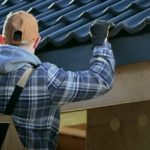 Comment un couvreur à Corbas procède-t-il pour le remplacement de tuiles endommagées ?