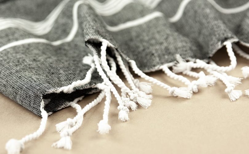 découvrez l'univers des foutas, ces serviettes en textile léger et élégant, idéales pour la plage ou la salle de bain. alliant tradition et modernité, nos foutas sont disponibles dans une variété de couleurs et de motifs, parfaites pour un moment de détente et de style.