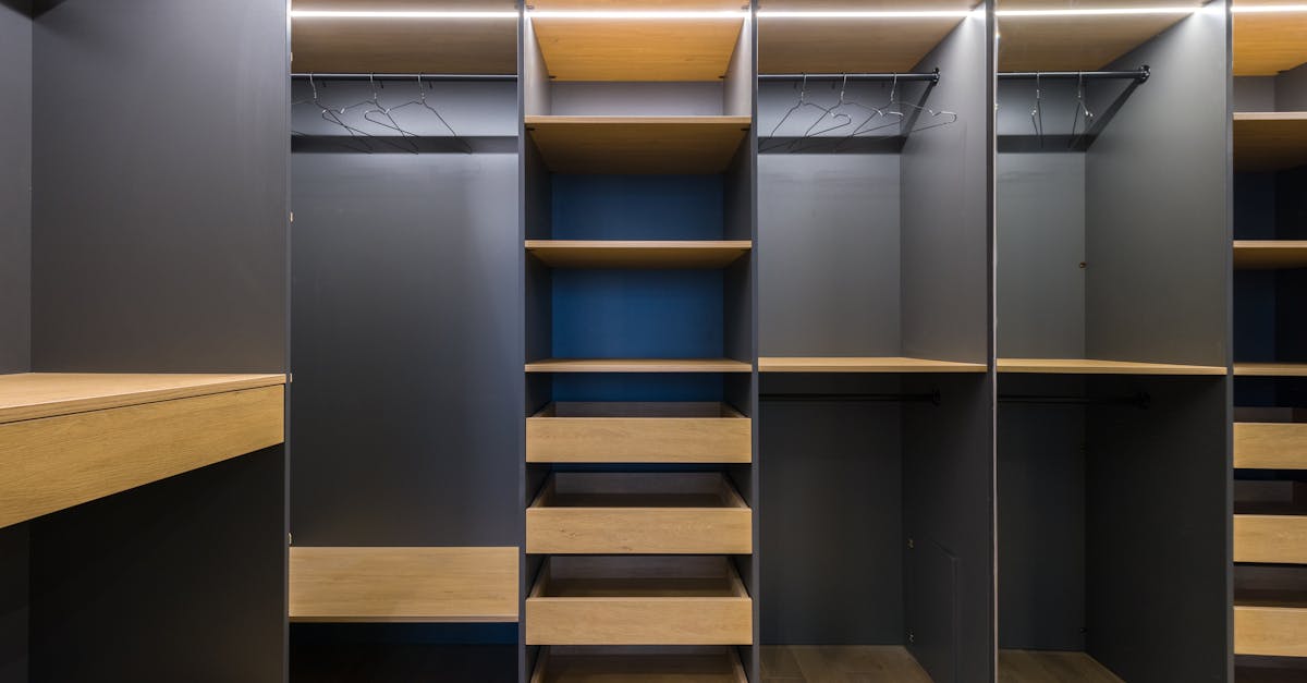 découvrez des solutions de rangement pour le maquillage qui allient praticité et style. optimisez votre espace tout en gardant vos produits de beauté organisés et à portée de main. idéal pour les passionnés de maquillage, notre guide vous présente des astuces innovantes et des idées décoratives pour un rangement fonctionnel.