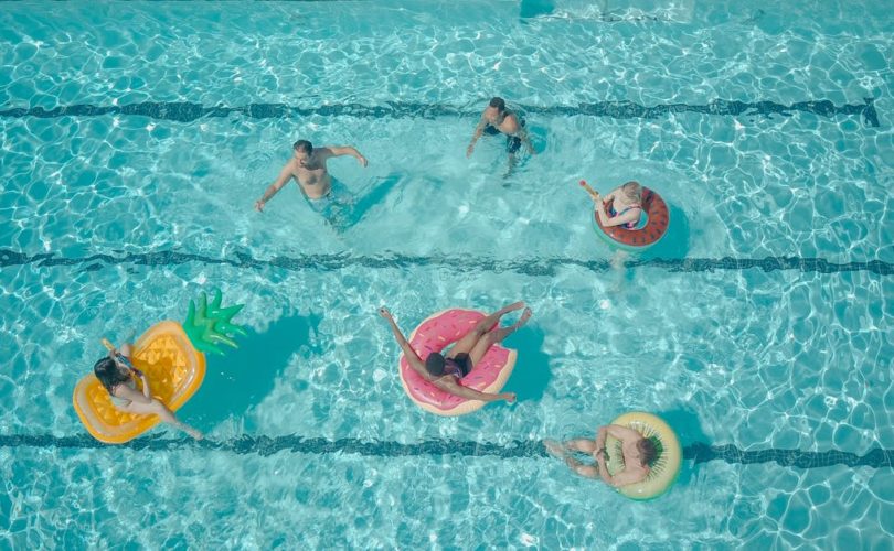 découvrez notre sélection de bouées de piscine colorées et amusantes pour ajouter du fun à vos journées au bord de l'eau. parfaites pour la détente ou les jeux, nos bouées s'adaptent à tous les styles et occasions. plongez dans l'été avec nos modèles uniques !