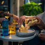 Comment un bar branché à Lyon crée-t-il une ambiance conviviale et moderne ?