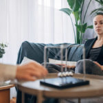 Un Hypnothérapeute à Bron peut-il accompagner la gestion du stress au quotidien ?