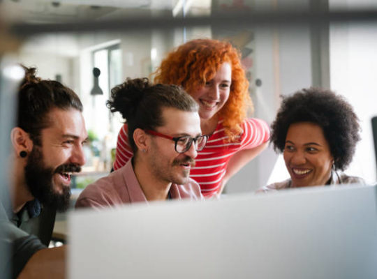 Un E-Commerce Lyon performant repose avant tout sur une stratégie de visibilité locale solide. En effet, cibler les internautes situés à Lyon