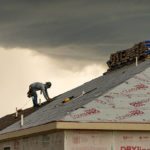 Quelle différence entre réparation et rénovation complète selon un couvreur à guyane ?