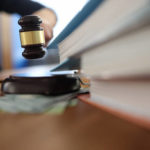 Comment un Huissier de justice peut-il accélérer une procédure en cas d’urgence juridique ?