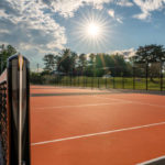 Comment remettre à niveau la surface pendant une rénovation court de tennis en terre battue à Cannes ?